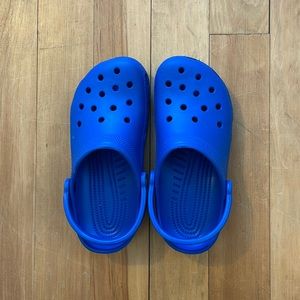 bright blue crocs